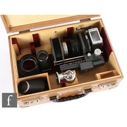 92 - A Leitz Visoflex II with accessories and two prisms in fitted wooden box.