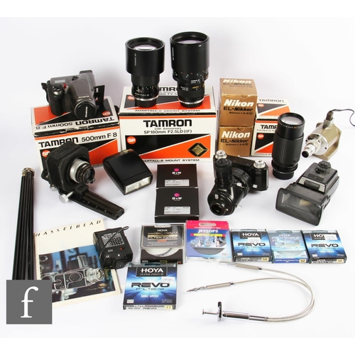165 - A collection of cameras and accessories, to include Leitz auto bellows, Watson Barnet lens, olympus ... 