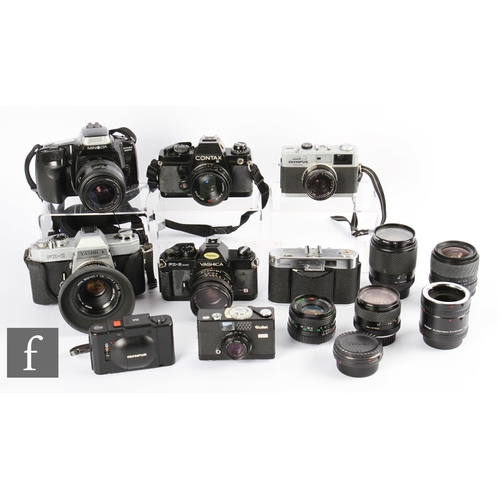 169 - A collection of 35mm range finder and SLR cameras, to include Minolta Dynax 300si, Rollei B.35 compa... 