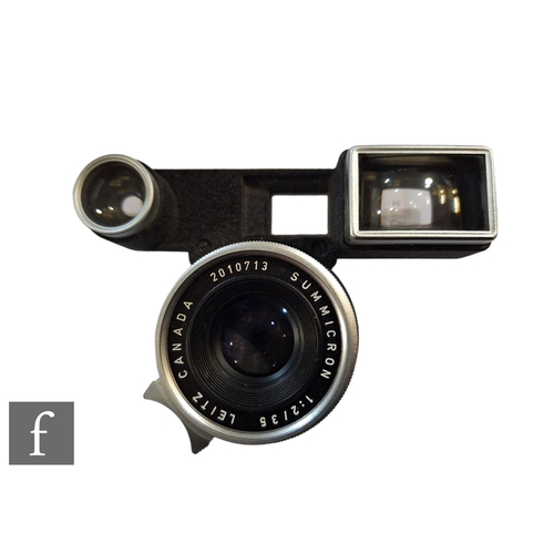 89 - A Leica M4 camera outfit, to include camera body serial number 1380784, circa 1973/74, black, with S... 