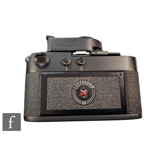 89 - A Leica M4 camera outfit, to include camera body serial number 1380784, circa 1973/74, black, with S... 