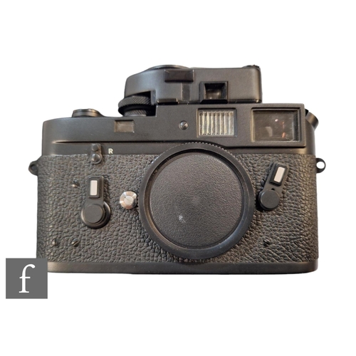 89 - A Leica M4 camera outfit, to include camera body serial number 1380784, circa 1973/74, black, with S... 