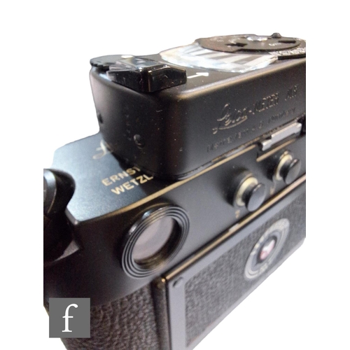 89 - A Leica M4 camera outfit, to include camera body serial number 1380784, circa 1973/74, black, with S... 