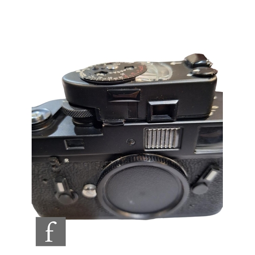 89 - A Leica M4 camera outfit, to include camera body serial number 1380784, circa 1973/74, black, with S... 