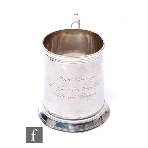 284 - A George III hallmarked small silver tankard of plain form with presentation engraving, weight 6oz, ... 