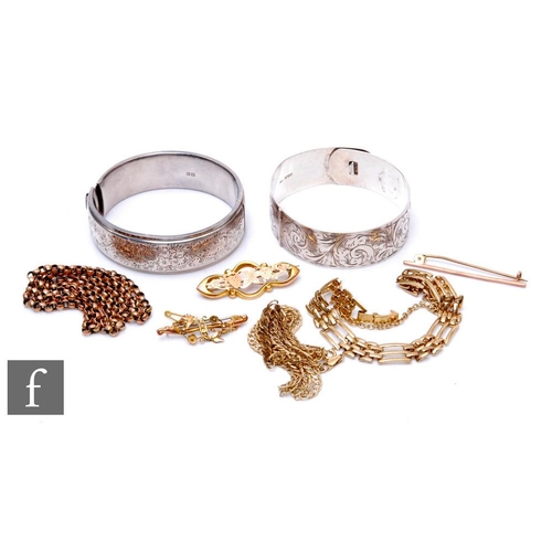 70 - A small parcel lot of assorted 9ct silver items, total weight 20g, with two silver bangles, weight 6... 