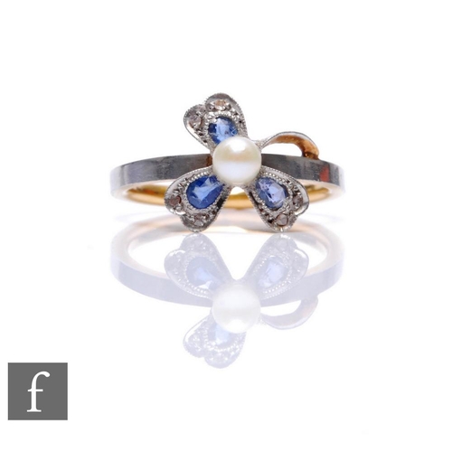 79 - An early 20th Century 18ct and platinum sapphire, diamond and pearl ring set in a floral design, wei... 