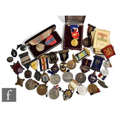 734 - A small parcel lot of commemorative medallions, Buffalo medals, an Imperial Service Medal etc.