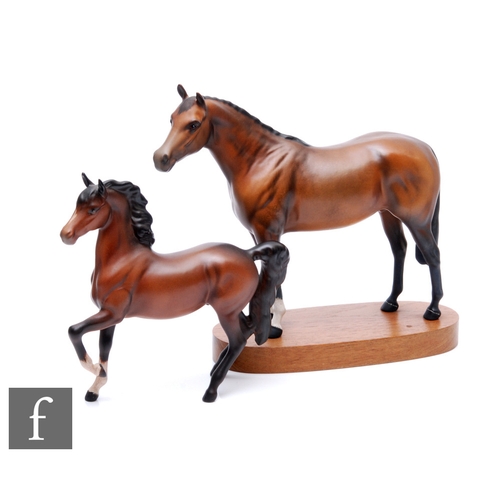 235 - A later 20th Century Beswick model of a chestnut racehorse mounted to an oval wooden plinth, togethe... 