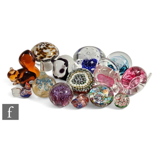 649 - An assorted collection of glass paperweights, makers to include Selkirk Glass, Murano, Wedgwood etc,... 