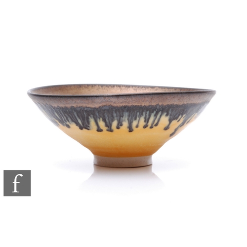 82 - A small later 20th Century Studio Pottery porcelain bowl in the manner of Dame Lucie Rie, the small ... 