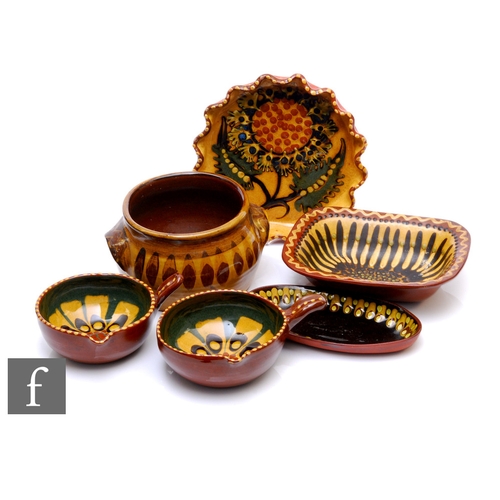 191 - A small collection of later 20th Century Hampton Pottery to include dishes and cook ware, all decora... 