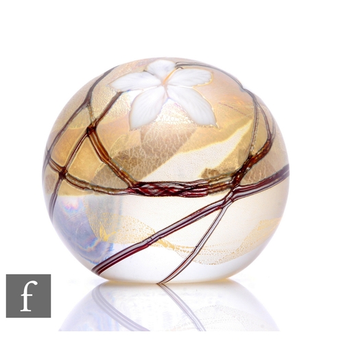 643 - A contemporary Richard P. Golding glass paperweight, of domed form, decorated to the surface with th... 