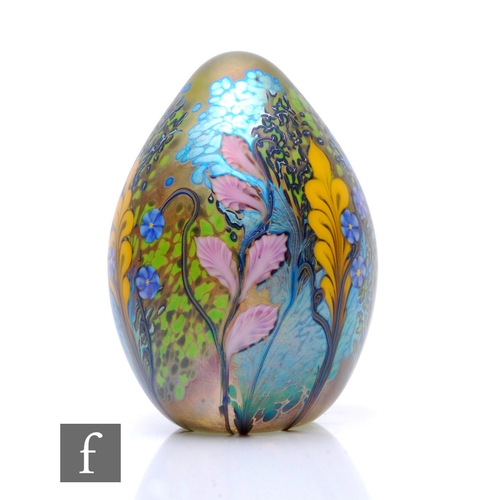 645 - A contemporary Richard P. Golding glass paperweight, of egg form, decorated to the surface with styl... 