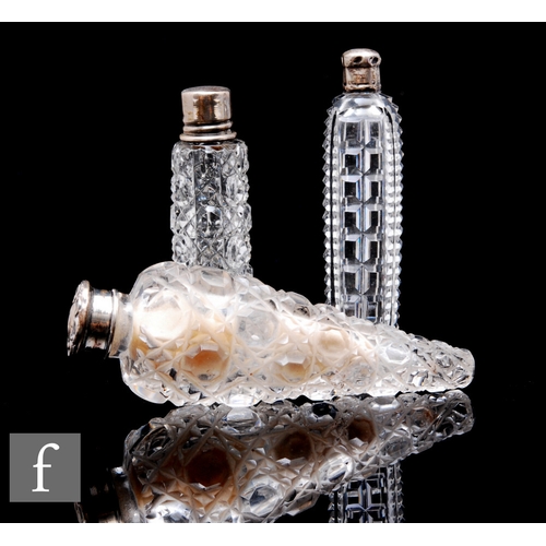 411 - A late 19th Century clear crystal lay scent bottle of torpedo form with diamond cut decoration and h... 