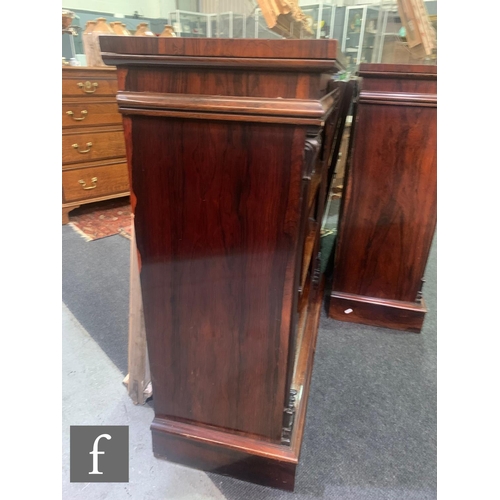 1043 - A pair of small William IV rosewood open bookcases, fixed shelfs below a moulded edge top flanked by... 