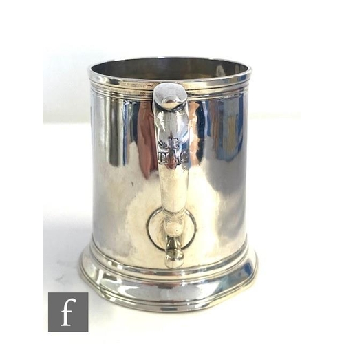 284 - A George III hallmarked small silver tankard of plain form with presentation engraving, weight 6oz, ... 