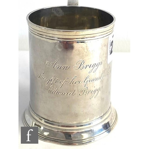 284 - A George III hallmarked small silver tankard of plain form with presentation engraving, weight 6oz, ... 