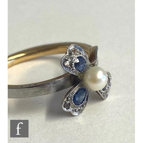 79 - An early 20th Century 18ct and platinum sapphire, diamond and pearl ring set in a floral design, wei... 