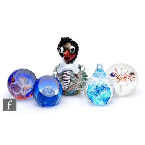 862 - A 20th Century Murano glass paperweight, modelled as a clown, with a scramble cane sphere base and a... 