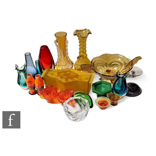 895 - A large collection of assorted 20th Century decorative art glass, to include an amber vase hand enam... 