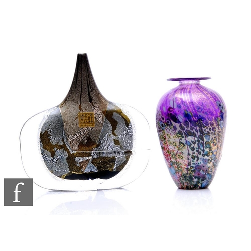 826 - A contemporary Jonathan Harris for Isle of Wight studio glass small Black Azurene fish vase, interna... 