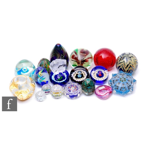 804 - A collection of assorted 20th Century paperweights to include millefiori, lampwork and iridescent ex... 