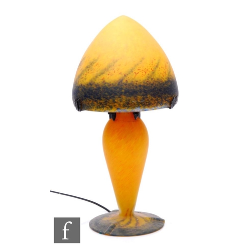 888 - A large 20th Century reproduction French glass table lamp in the manner of Schneider, the dome top w... 