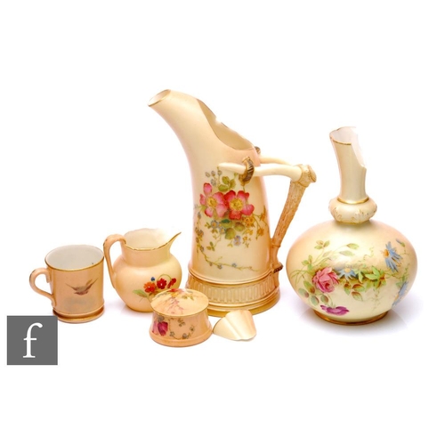 578 - A collection of late 19th to early 20th Century Royal Worcester porcelain to include a tusk ice jug,... 