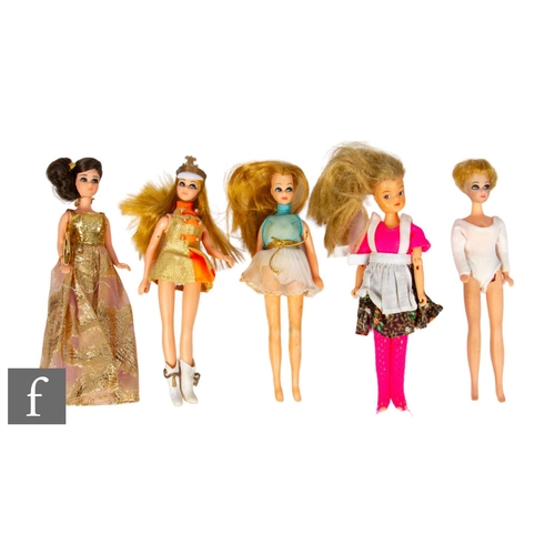 427 - A collection of small size fashion dolls, to include four Topper Dawn dolls including Melanie and an... 