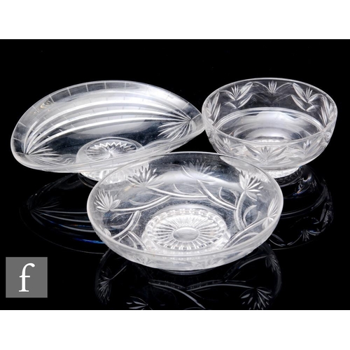 854 - A large mid 20th Century Stuart & Sons clear cut crystal glass bowl of footed shallow circular f... 