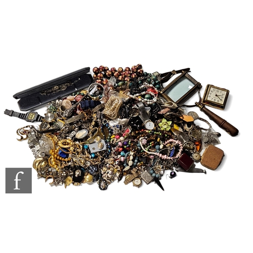 103 - A parcel lot of assorted costume jewellery to include beads, watches, brooches pendants, collarettes... 