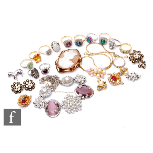 117 - A small parcel lot of assorted costume and other jewellery to include a faux opal single stone ring,... 