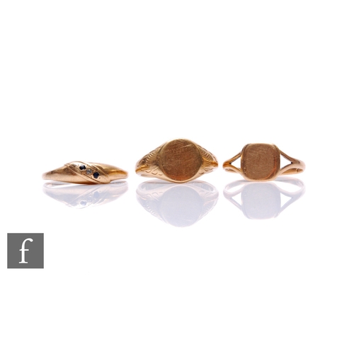 189 - A group of three 9 carat gold rings, to include two panel front signet rings, size M and O, and a fu... 