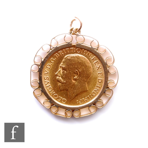 57 - A George V full sovereign dated 1915, loose mounted to a 9ct pendant mount, total weight 10.5g.