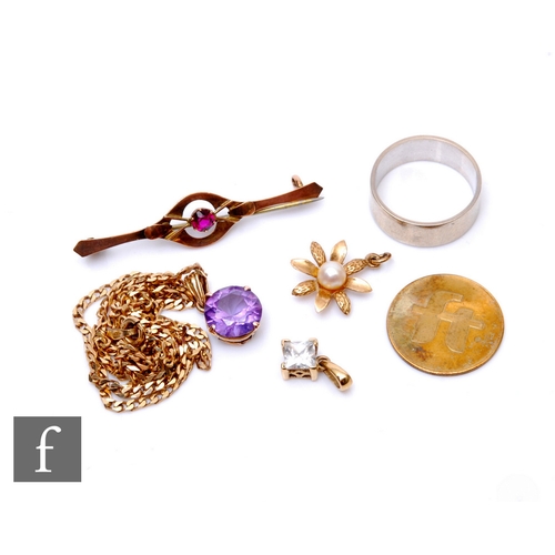 81 - A small parcel lot of assorted 9ct and other jewellery to include a pendant and chain, a wedding rin... 