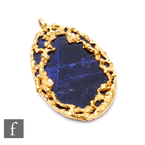 83 - A 9ct hallmarked mounted lapis lazuli pendant, elongated oval lapis within a textured molten 9ct mou... 