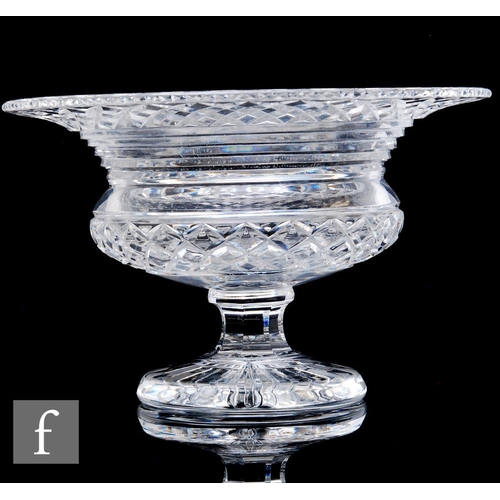 752 - A 1930s Century Stourbridge clear cut crystal glass pedestal bowl in Anglo-Irish style with strawber... 