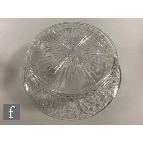 715 - A large early 20th Century Stourbridge clear crystal glass bowl, the compressed shallow body rising ... 