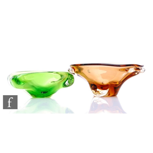 528 - Two 1960s Chribska Glassworks dishes by Josef Hospodka, of cinnamon and lime green colour, heights 9... 