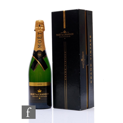 526 - A bottle of Moet & Chandon Grand 2000 vintage, boxed.PLEASE VIEW CONDITION REPORT