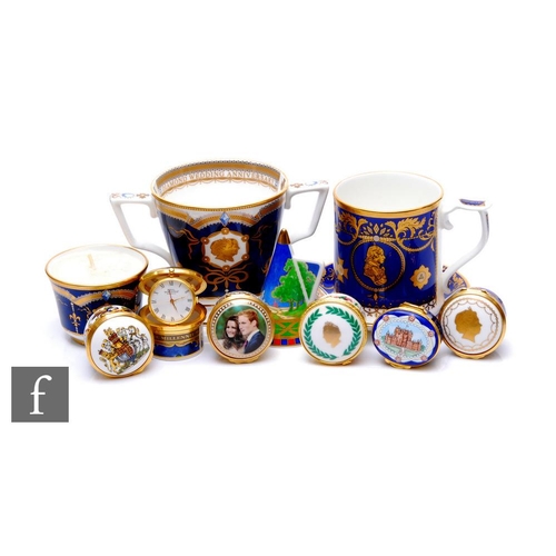 79 - A collection of assorted later 20th Century Royal Worcester ceramics, comprising a Queen Elizabeth I... 