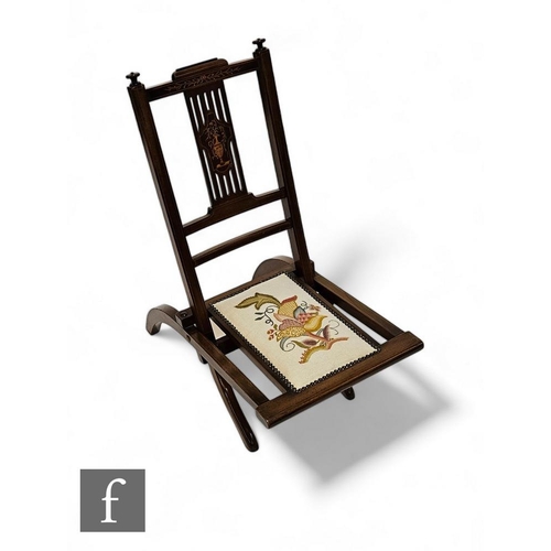 826 - An Edwardian inlaid mahogany steamer type folding chair, the pierced splat decorated with urn and fl... 