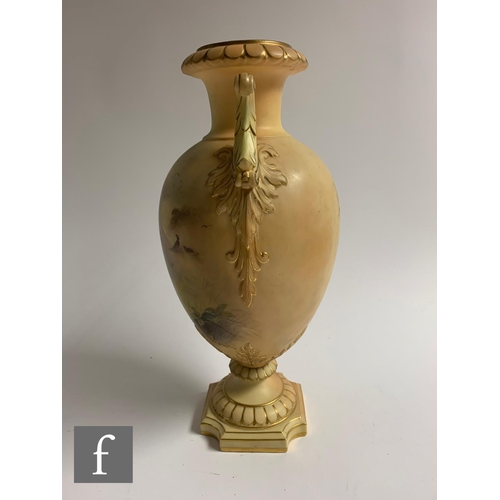 110 - A large early 20th Century Graingers Worcester pedestal vase and cover, shape number 648, of footed ... 