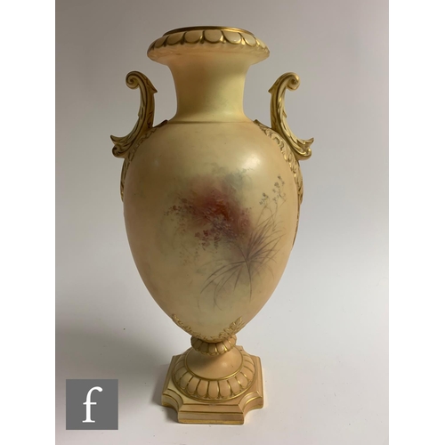 110 - A large early 20th Century Graingers Worcester pedestal vase and cover, shape number 648, of footed ... 