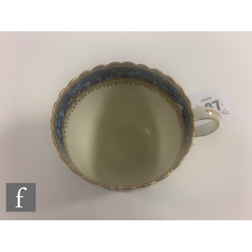 87 - A collection of late 18th Century English blue and white teawares, including a Worcester porcelain t... 