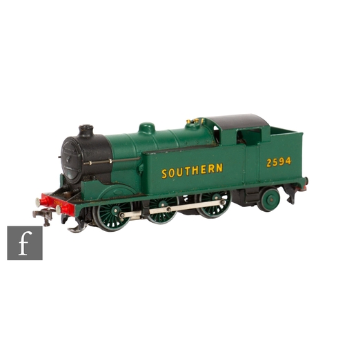 324 - An OO gauge Hornby 3 rail 0-6-2 SR green 2594 locomotive, unboxed.PLEASE VIEW CONDITION REPORT... 