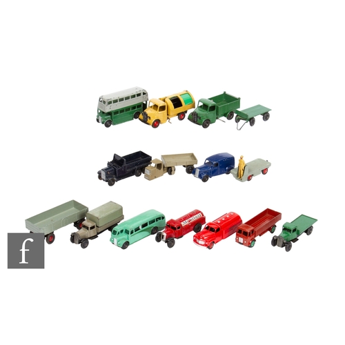 424 - A collection of Dinky diecast commercial vehicles, to include 25d Mobiloil Petrol Tanker, 25r Forwar... 