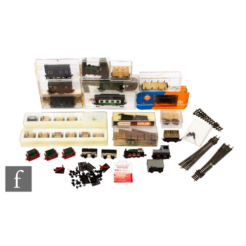 331 - A collection of HO gauge and N gauge locomotives and rolling stock, to include a Roco 4100 0-6-0T lo... 