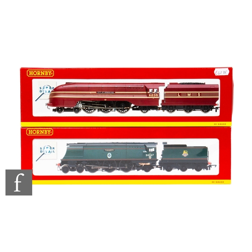 340 - Two OO gauge Hornby locomotives, R2221 4-6-2 BR green Battle of Britain Class 'Tangmere' and R2205 4... 